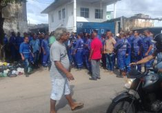 Trabalhadores revoltados com a morte do colega pela polícia, fazem manifestação na porta do Consórcio Bel Cabula / Embasa, em Massaranduba