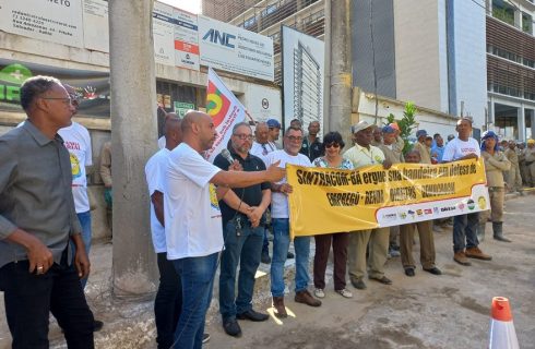 Leia matéria da CTB Bahia: “Mãos à obra: CTB apoia SINTRACOM e FETRACOM em ação da campanha salarial”