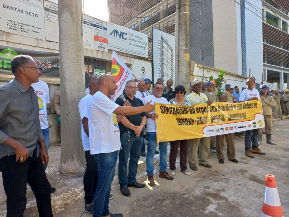 Leia matéria da CTB Bahia: “Mãos à obra: CTB apoia SINTRACOM e FETRACOM em ação da campanha salarial”