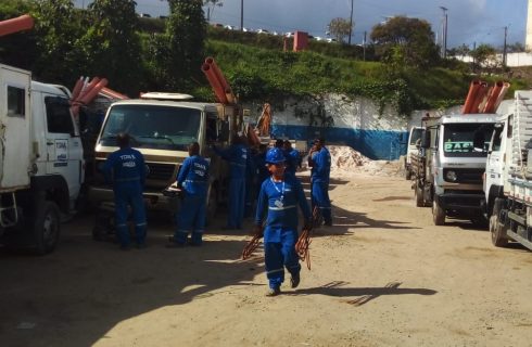 Trabalhadores paralisaram as atividades na Terral / Embasa