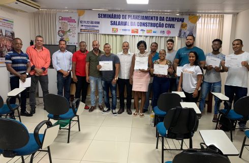 Qualifica Bahia: Encerramento do curso de Eletricista Predial e entrega de certificados no Sintracom-BA