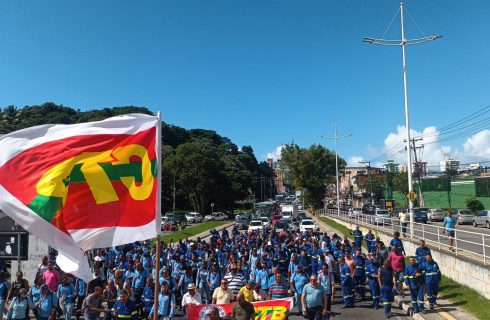 Floripark: Sem salários e alimentação, trabalhadores (as) protestam na Coelba, em Narandiba