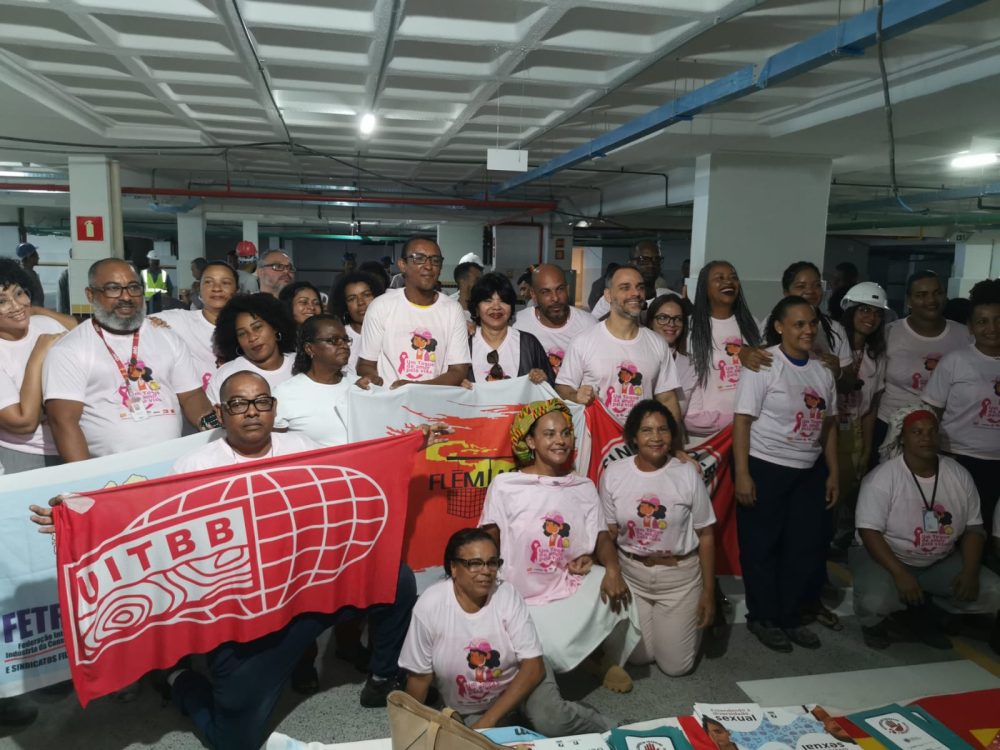 SINTRACOM-BA reúne trabalhadoras (es) no canteiro em evento sobre a campanha Outubro Rosa de combate ao câncer de mama