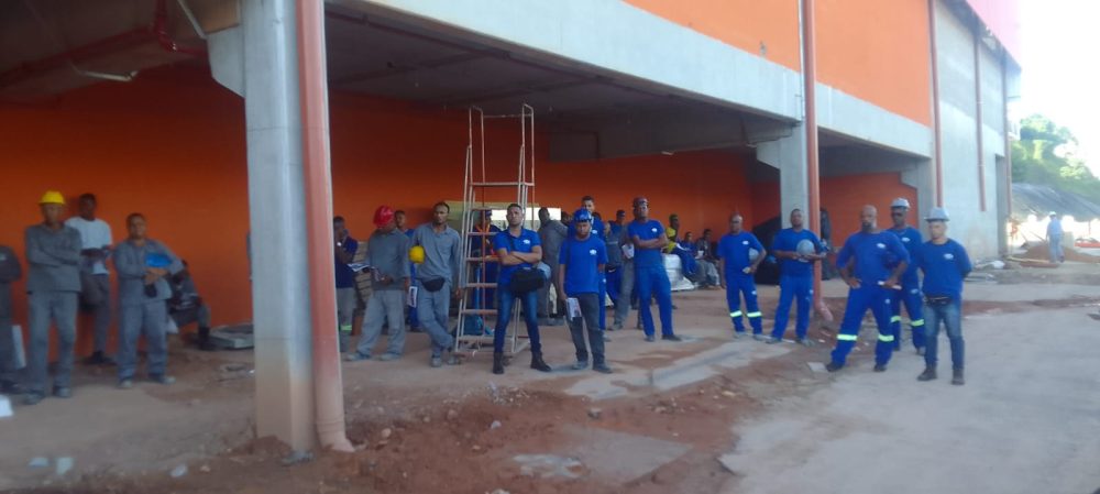 SINTRACOM-BA participa do DDS com os trabalhadores (as) na obra do Atakarejo Iguatemi