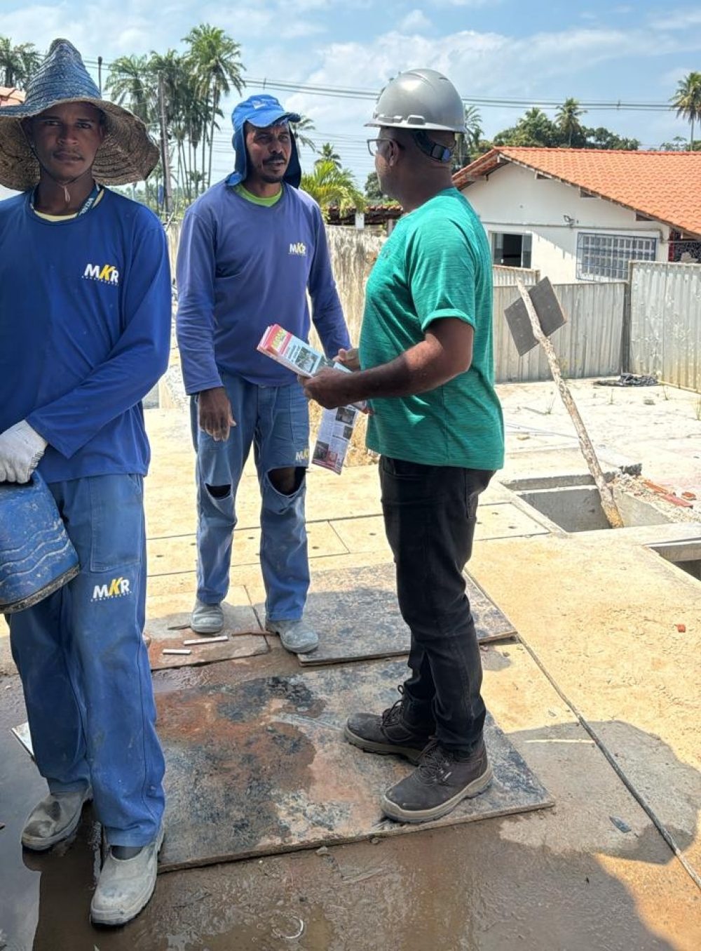 Trabalho de base: SINTRACOM-BA visita os trabalhadores (as) no canteiro da MKR, em Saubara