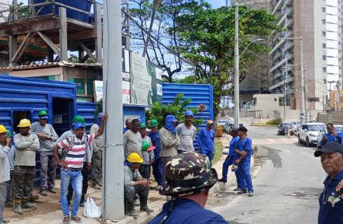 Trabalhadores (as) da JVX Empreendimentos paralisaram atividades no canteiro de obras, em Jaguaribe