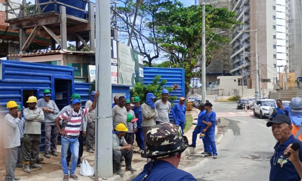 Trabalhadores (as) da JVX Empreendimentos paralisaram atividades no canteiro de obras, em Jaguaribe