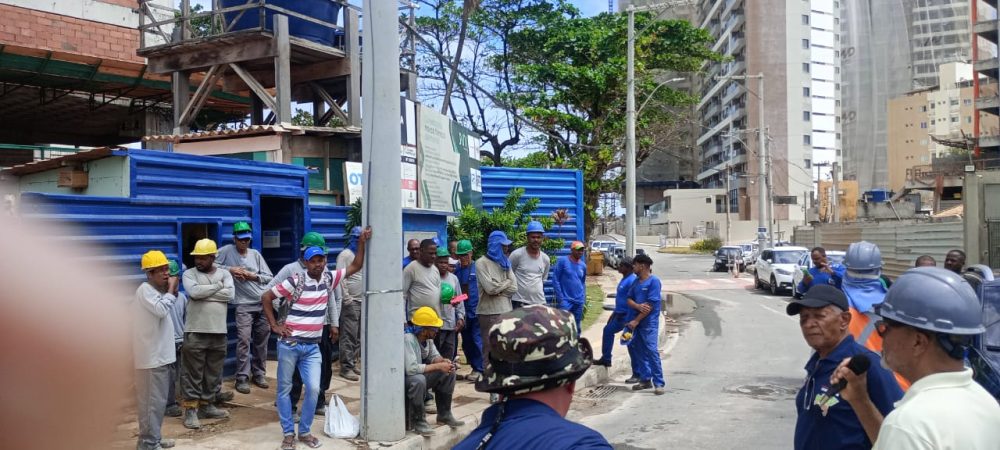 Trabalhadores (as) da JVX Empreendimentos paralisaram atividades no canteiro de obras, em Jaguaribe