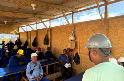 Diretores do SINTRACOM-BA conversam com os trabalhadores (as) da obra de ampliação do colégio estadual, em Maracani