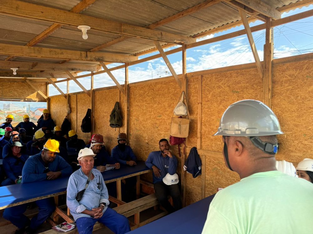 Diretores do SINTRACOM-BA conversam com os trabalhadores (as) da obra de ampliação do colégio estadual, em Maracani