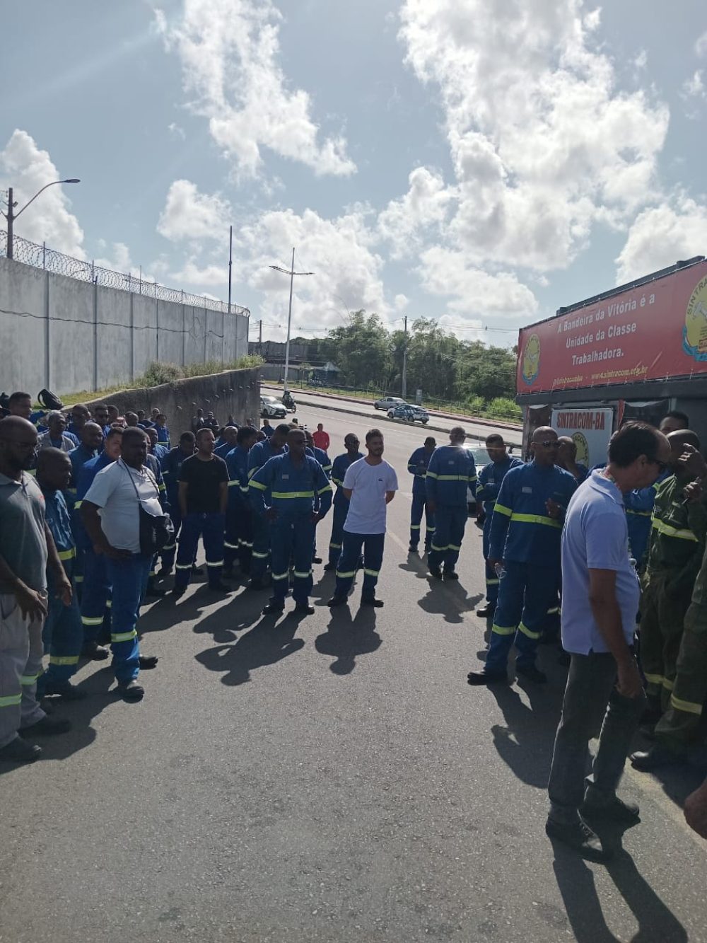 Paralisação dos trabalhadores (as) da Dínamo (Coelba): Salvador, Jacobina, Feira de Santana e Santo Antônio de Jesus