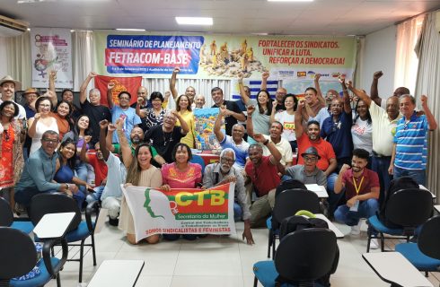 Ato político internacional tem a presença do senador uruguaio, Oscar Andrade, na abertura do Seminário de Planejamento da FETRACOM-BASE