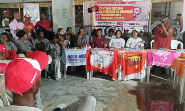 Veja as atividades do SINTRACOM-BA no Março Mulher: Hoje foi no canteiro Beach Class (MD)