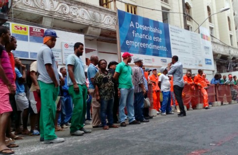 Operários paralisam obra do Palace Hotel por atraso de salários