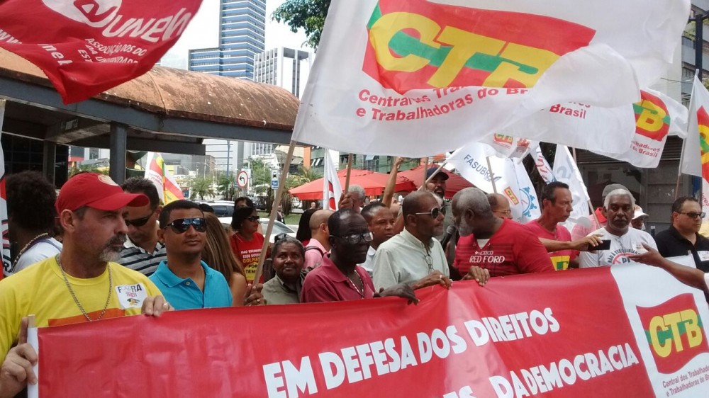 Manifestação com a CTB, em defesa dos direitos dos trabalhadores e da democracia, dia 16/08, em frente à Casa do Comércio, Salvador.