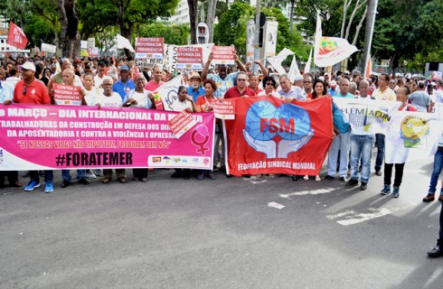 Marcha reúne mais de 50 mil contra reforma da previdência em Salvador