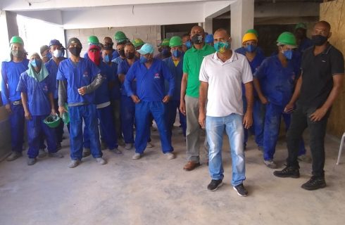 Trabalhadores (as) paralisaram atividades em obra de   estacionamento do Centro Médico Cárdio Pulmonar 