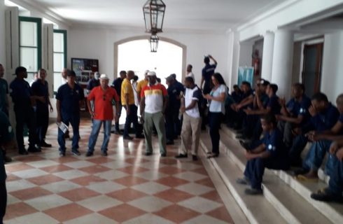 RCS/UFBA: Parados desde dia 11, operários cobram salários atrasados na Reitoria