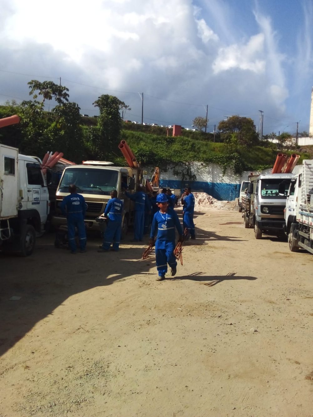 Trabalhadores paralisaram as atividades na Terral / Embasa