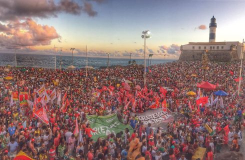 Fora Temer e Diretas Já: Ato no Farol da Barra reuniu 100 mil pessoas
