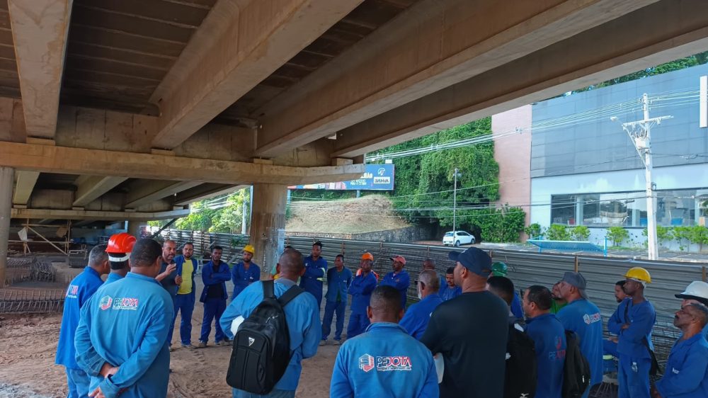 DDS na obra da Pejota (AV. ACM): Trabalhadores (as) fizeram paralisação relâmpago por falta de água potável