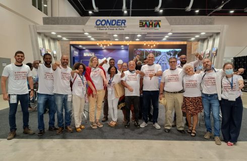 Trabalhadores (as) da Conder protestam em estande da empresa no Centro de Convenções