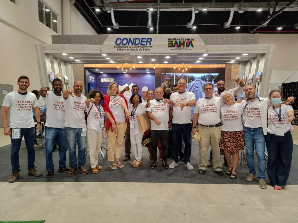 Trabalhadores (as) da Conder protestam em estande da empresa no Centro de Convenções
