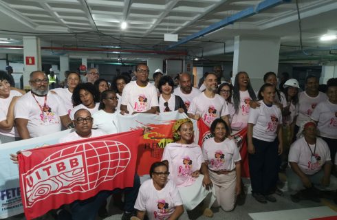 SINTRACOM-BA reúne trabalhadoras (es) no canteiro em evento sobre a campanha Outubro Rosa de combate ao câncer de mama