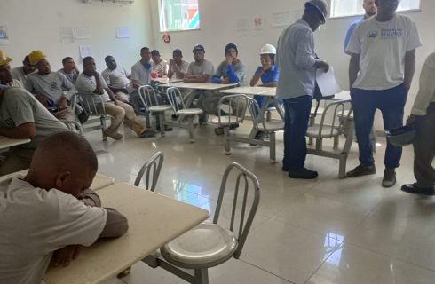 SINTRACOM-BA faz DDS com trabalhadores (as), na obra onde operário morreu em acidente de trabalho