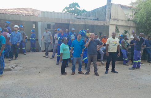 Trabalhadores (as) paralisados em obra da Civil, no Caminho das Árvores