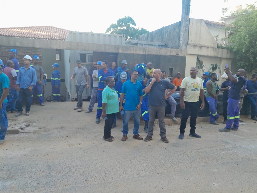 Trabalhadores (as) paralisados em obra da Civil, no Caminho das Árvores