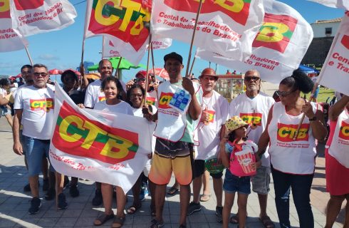 SINTRACOM-BA presente no 1º de Maio organizado pelas centrais no Farol da Barra