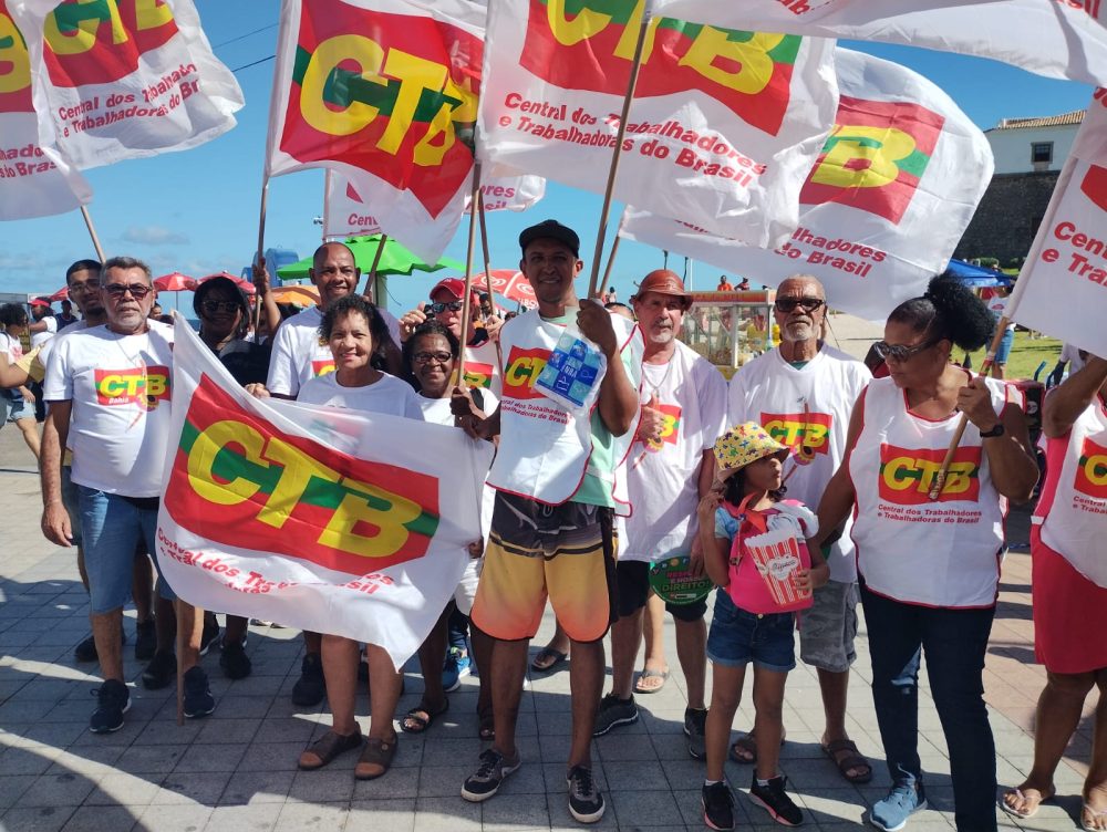SINTRACOM-BA presente no 1º de Maio organizado pelas centrais no Farol da Barra