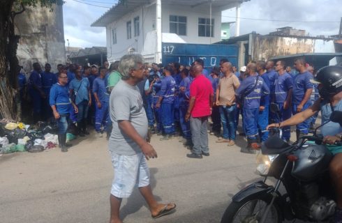 Trabalhadores revoltados com a morte do colega pela polícia, fazem manifestação na porta do Consórcio Bel Cabula / Embasa, em Massaranduba