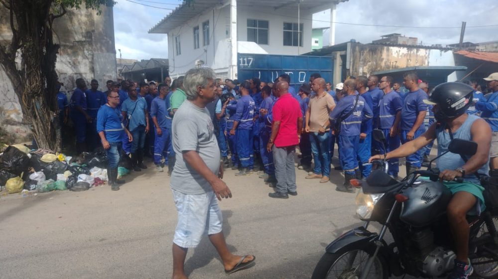 Trabalhadores revoltados com a morte do colega pela polícia, fazem manifestação na porta do Consórcio Bel Cabula / Embasa, em Massaranduba