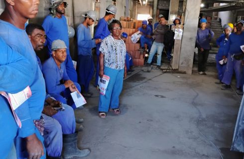 Em obra da Prefeitura em Cajazeiras 6 os direitos dos trabalhadores (as) não são respeitados