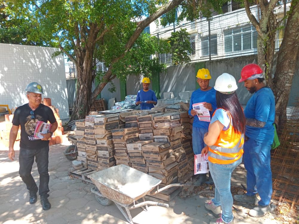 SINTRACOM-BA distribui jornais e fala sobre a nova tabela salarial no canteiro da Civil