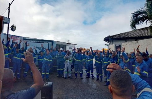 De novo, a Dínamo (Coelba) atrasa os salários e os trabalhadores (as) paralisam as atividades