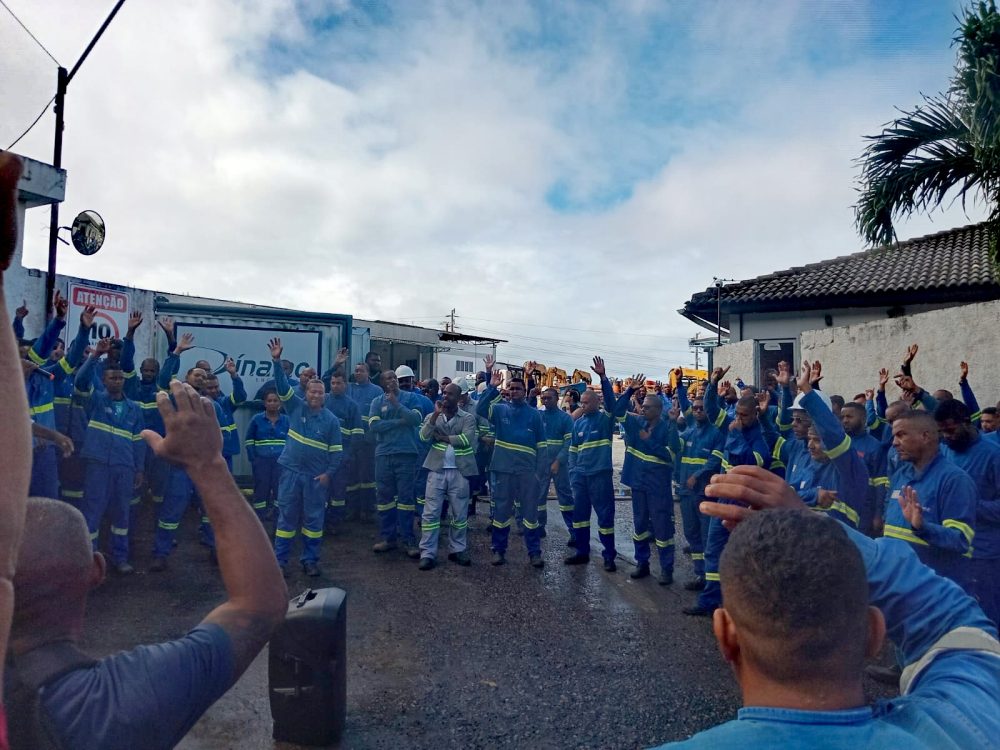 De novo, a Dínamo (Coelba) atrasa os salários e os trabalhadores (as) paralisam as atividades