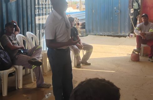 Sem salários e cesta básica, trabalhadores (as) da Vetor paralisaram as atividades, em Curaçá