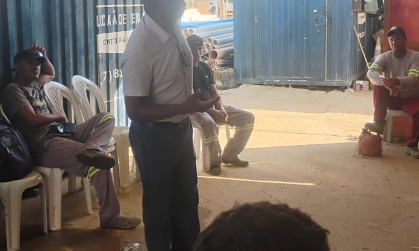 Sem salários, trabalhadores (as) da Vetor paralisaram as atividades, em Curaçá