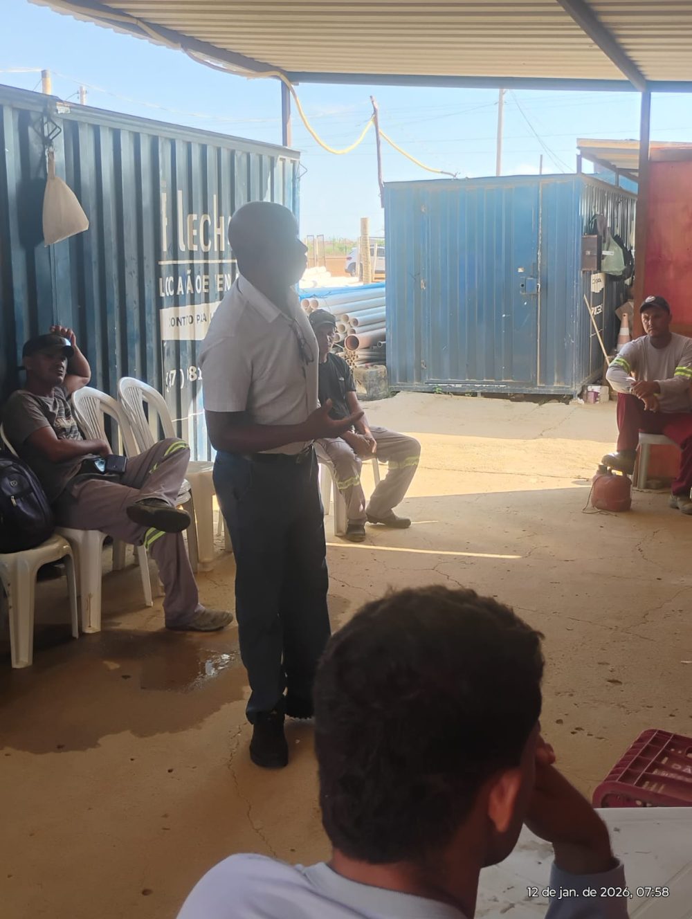 Sem salários e cesta básica, trabalhadores (as) da Vetor paralisaram as atividades, em Curaçá