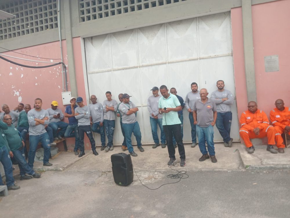 UFBA: Trabalhadores (as) da RCS paralisaram as atividades no campus de Ondina, por atraso no pagamento da quinzena