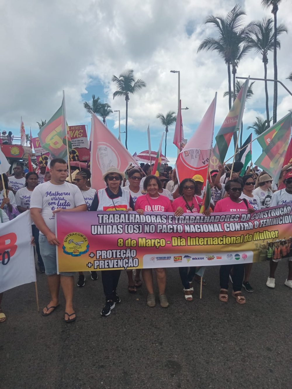 Mulheres Vivas, em Luta e Sem Medo: SINTRACOM-BA foi às ruas para marcar o 8 de Março, Dia Internacional da Mulher