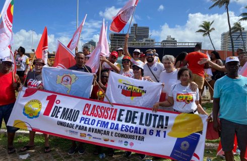SINTRACOM-BA presente no ato do 1º de Maio, em Salvador
