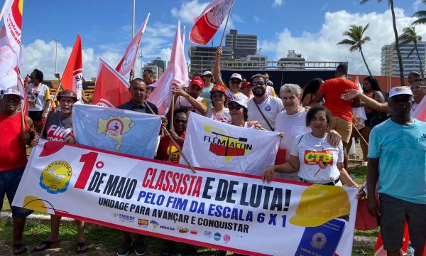 SINTRACOM-BA presente no ato do 1º de Maio, em Salvador