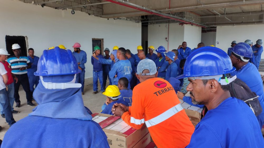 Hoje, 05/06, teve paralisação dos trabalhadores (as) na obra da Roble, no Lobato