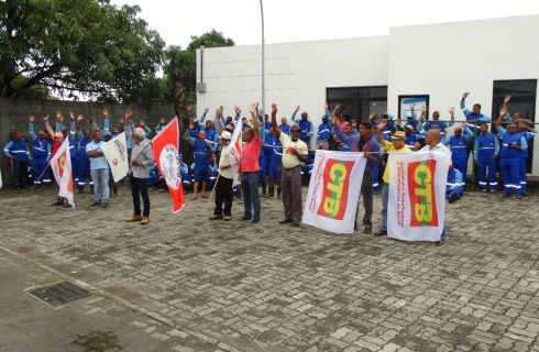 P. Fino / Embasa: Trabalhadores (as) voltam às atividades e aguardam reunião dia 20