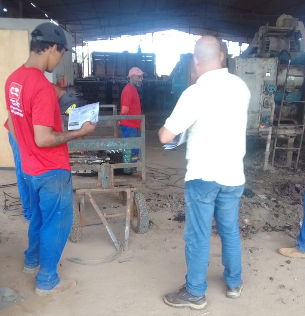 Marcionílio Souza: SINTRACOM-BA visitou hoje, 29/08, os trabalhadores (as) na Cerâmica S. Carlos