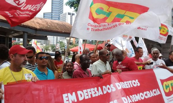 Manifestação com a CTB, em defesa dos direitos dos trabalhadores e da democracia, dia 16/08, em frente à Casa do Comércio, Salvador.